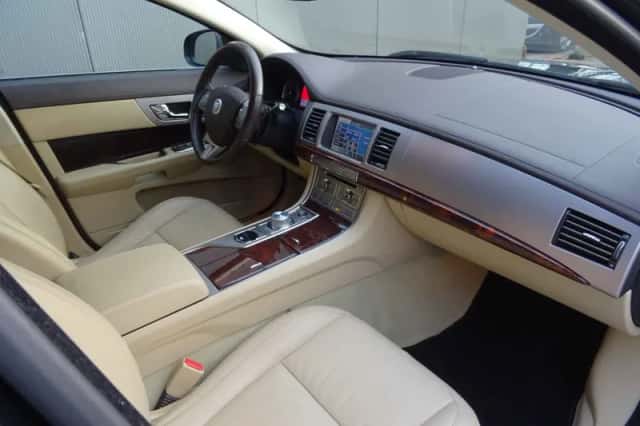Jaguar XF (2008) thumbnail 4