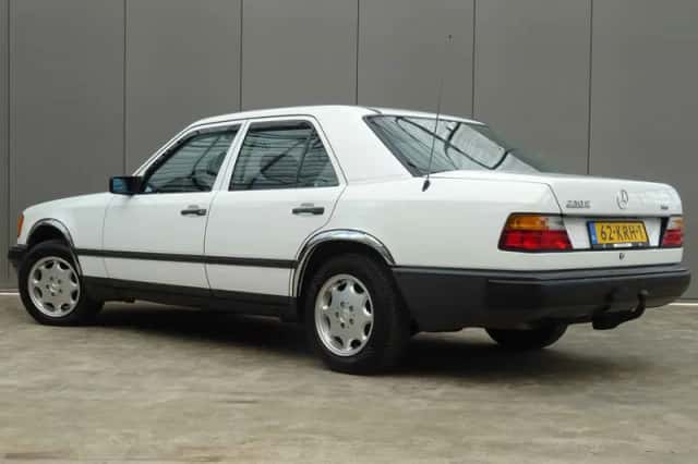 Mercedes-Benz 200-280 (1985) thumbnail 2