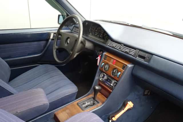 Mercedes-Benz 200-280 (1985) thumbnail 3