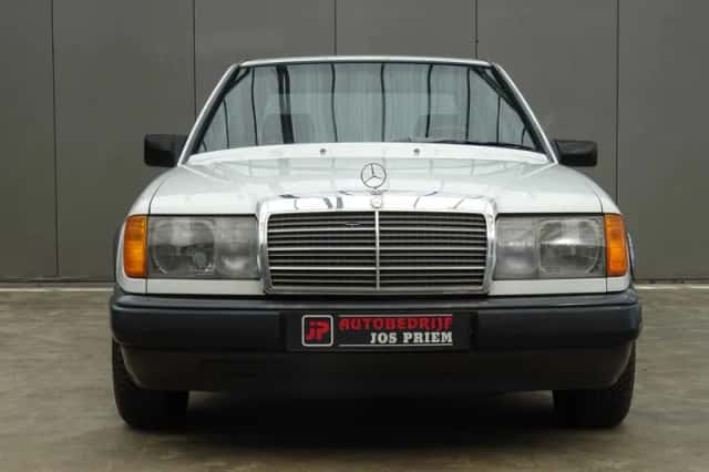 Mercedes-Benz 200-280 (1985) thumbnail 5