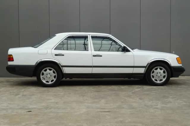 Mercedes-Benz 200-280 (1985) thumbnail 6