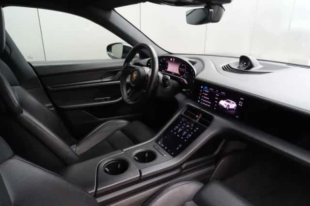 Porsche Taycan (2021) thumbnail 3