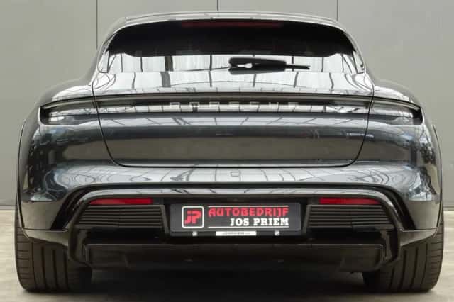 Porsche Taycan (2021) thumbnail 6