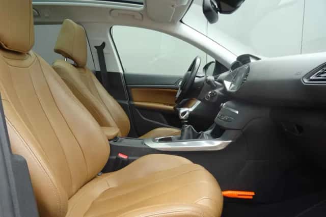 Peugeot 308 (2016) thumbnail 3