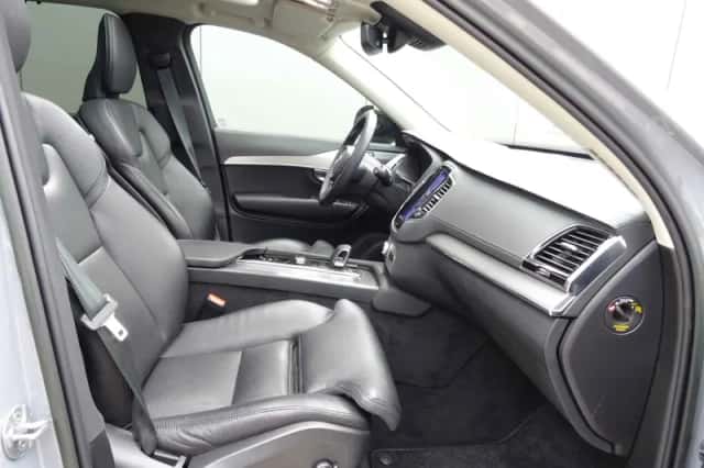 Volvo XC90 (2023) thumbnail 3