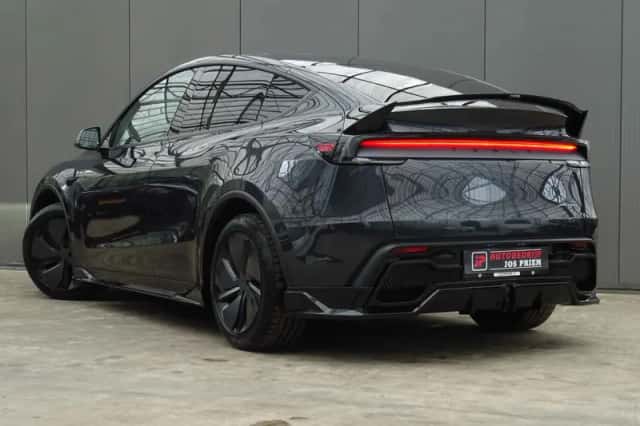 Tesla Model Y (2025) thumbnail 2