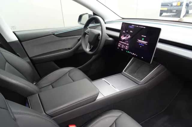 Tesla Model Y (2025) thumbnail 3
