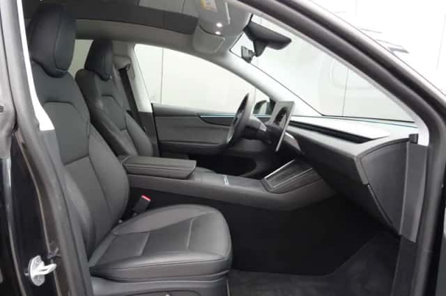 Tesla Model Y (2025) thumbnail 4