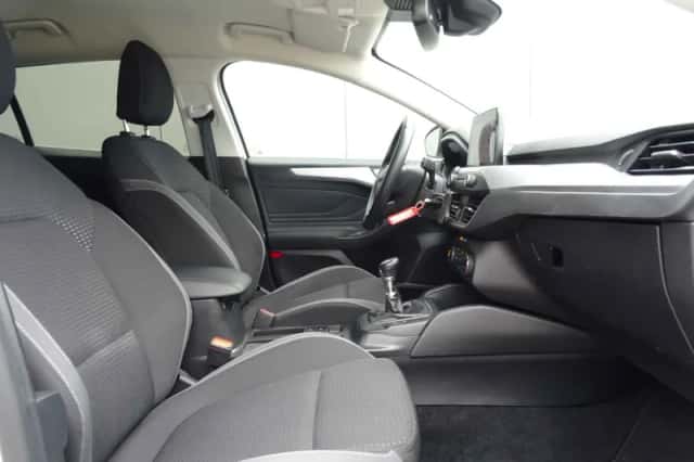 Ford Focus (2019) thumbnail 3