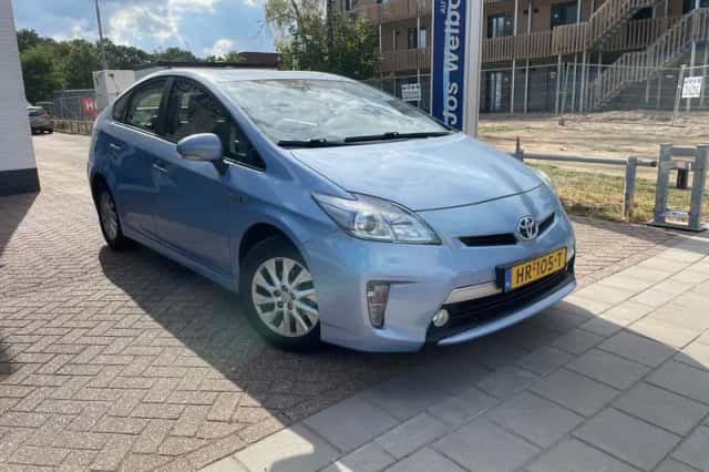 Toyota Prius (2015) thumbnail 2
