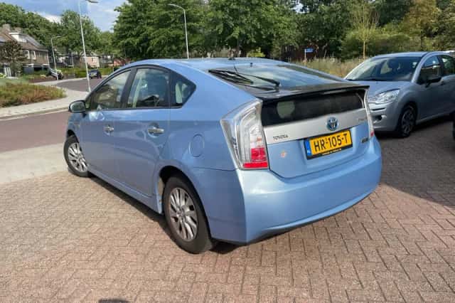 Toyota Prius (2015) thumbnail 3