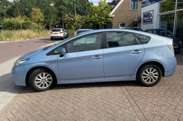 Toyota Prius (2015) thumbnail 5