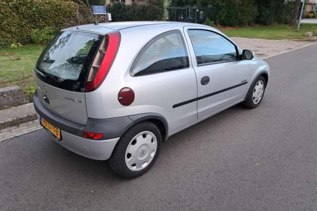 Opel Corsa (2001) thumbnail 2