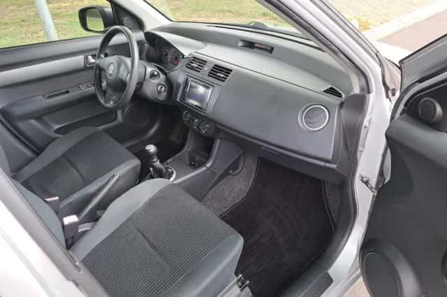 Suzuki Swift (2008) thumbnail 5