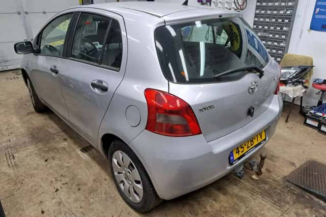 Toyota Yaris (2008) thumbnail 2