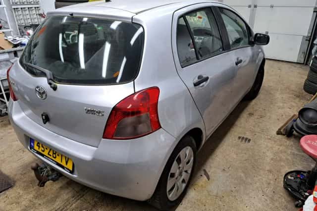 Toyota Yaris (2008) thumbnail 3