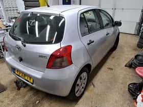 Toyota Yaris thumbnail 4