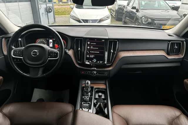 Volvo XC60 (2017) thumbnail 13