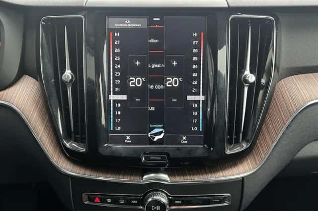 Volvo XC60 (2017) thumbnail 23