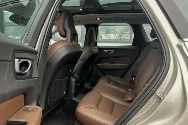 Volvo XC60 (2017) thumbnail 8