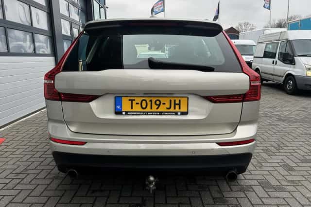 Volvo XC60 (2017) thumbnail 9