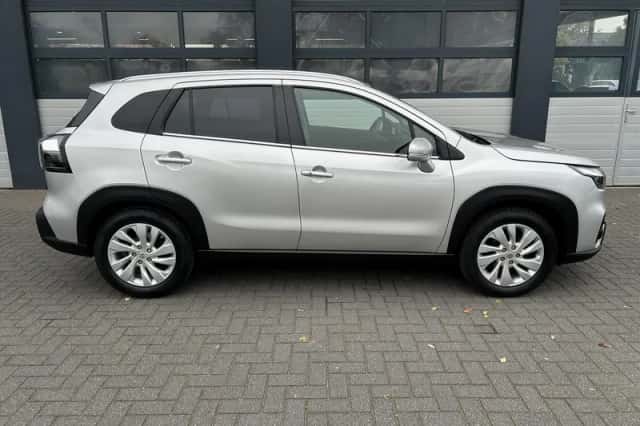 Suzuki S-Cross (2023) thumbnail 11