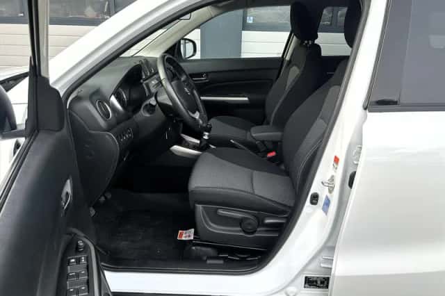 Suzuki Vitara (2023) thumbnail 4