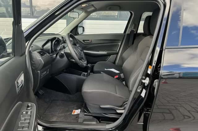 Suzuki Swift (2025) thumbnail 5
