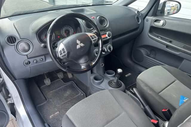 Mitsubishi Colt (2010) thumbnail 5
