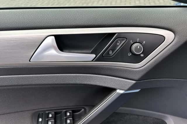 Volkswagen Golf (2016) thumbnail 5