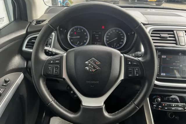 Suzuki S-Cross (2017) thumbnail 12