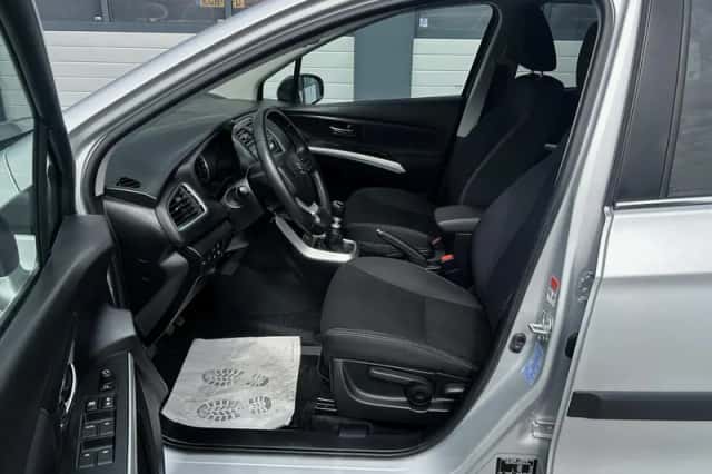 Suzuki S-Cross (2017) thumbnail 4