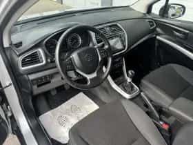 Suzuki S-Cross (2017) thumbnail 5