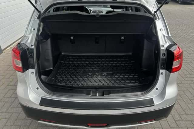 Suzuki S-Cross (2017) thumbnail 8