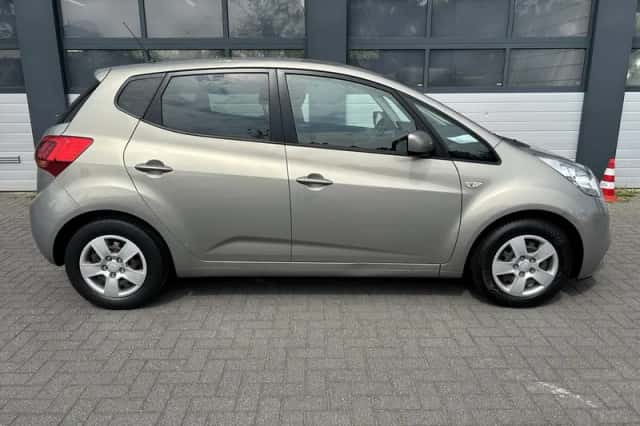 Kia Venga (2016) thumbnail 11