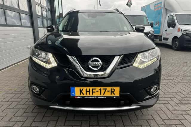 Nissan X-Trail (2016) thumbnail 2