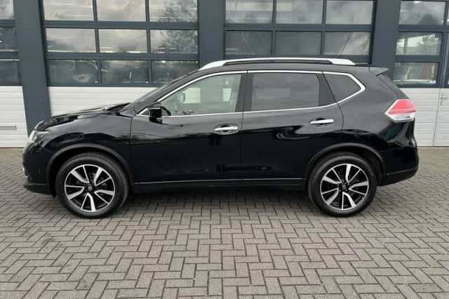 Nissan X-Trail (2016) thumbnail 3