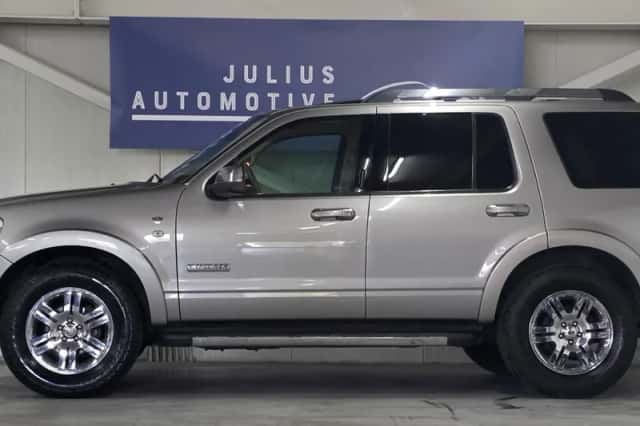 Ford Explorer (2008) thumbnail 3