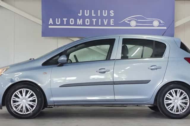Opel Corsa (2009) thumbnail 3