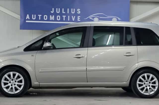 Opel Zafira (2008) thumbnail 3