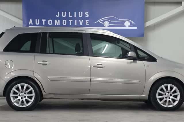 Opel Zafira (2008) thumbnail 4
