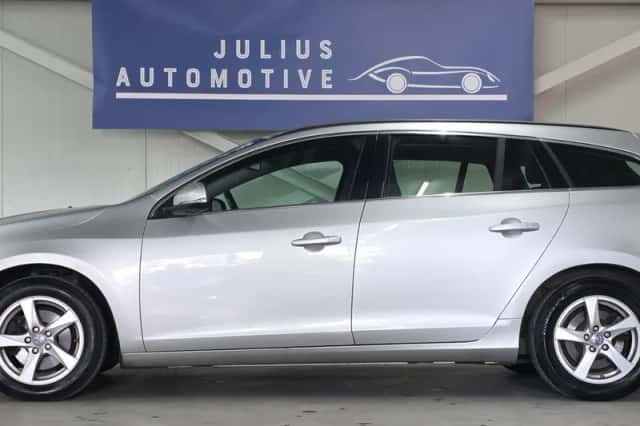 Volvo V60 (2013) thumbnail 3