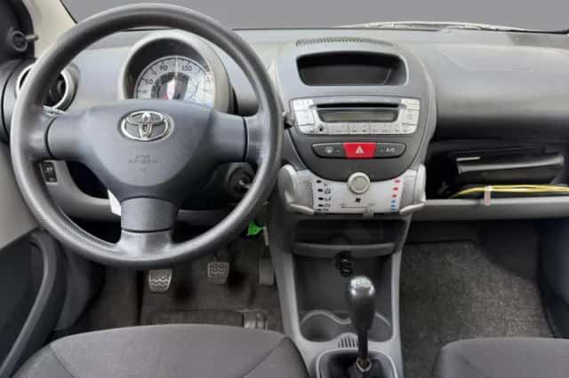 Toyota Aygo (2011) thumbnail 2