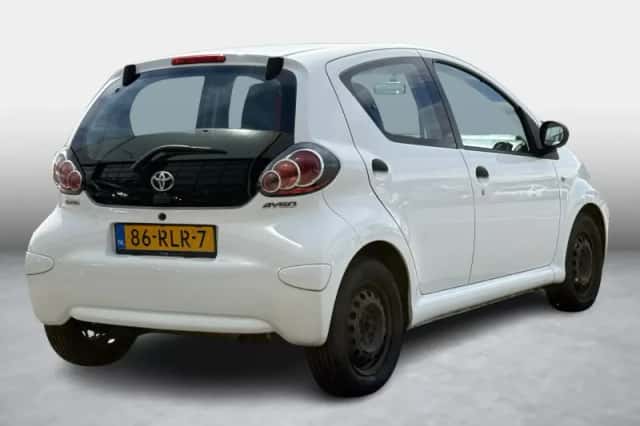 Toyota Aygo (2011) thumbnail 3