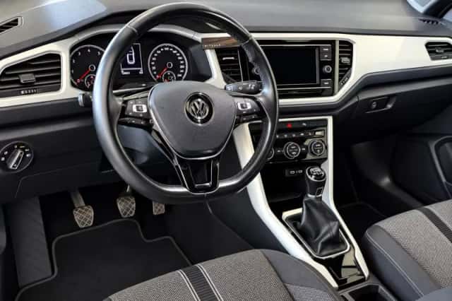 Volkswagen T-Roc (2020) thumbnail 3