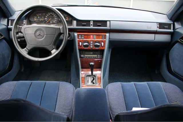 Mercedes-Benz 200-Serie (1993) thumbnail 2