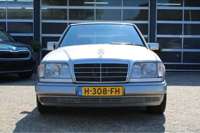 Mercedes-Benz 200-Serie (1993) thumbnail 3