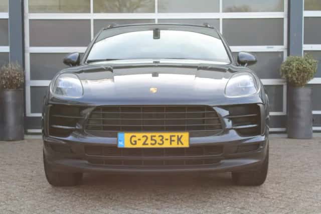 Porsche Macan (2019) thumbnail 3