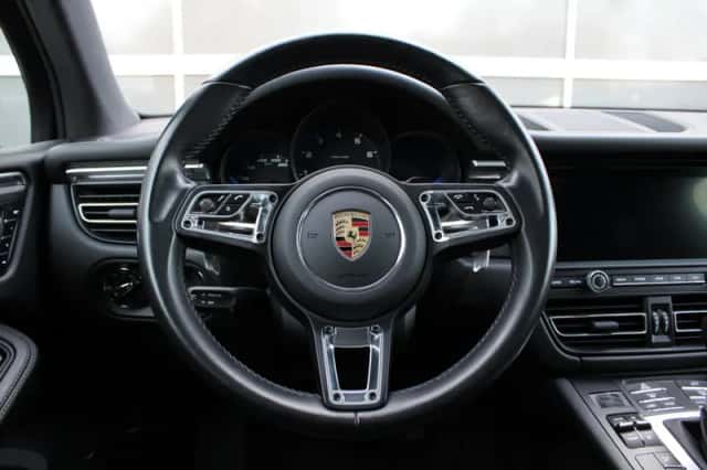 Porsche Macan (2019) thumbnail 24