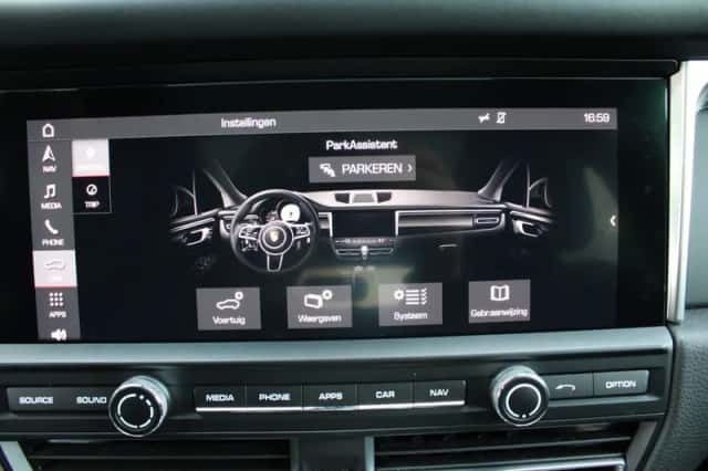 Porsche Macan (2019) thumbnail 34